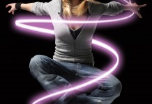 Tutorial photoshop chica con efecto neón alrededor.