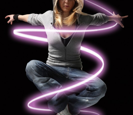 Tutorial photoshop chica con efecto neón alrededor.